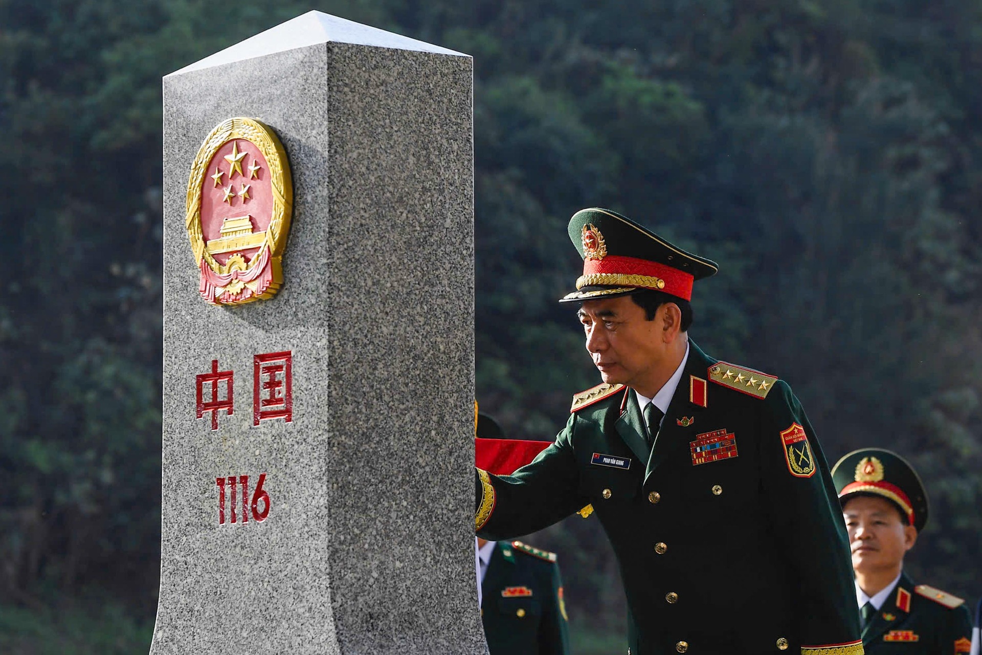 Đại tướng Phan Văn Giang tô son cột mốc biên giới Việt Nam - Trung Quốc - 5 Đại tướng Phan Văn Giang tô son cột mốc biên giới Việt Nam - Trung Quốc - 5