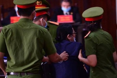 Đại gia Bạch Diệp liên tục gào thét, đập bàn, gây rối phiên tòa