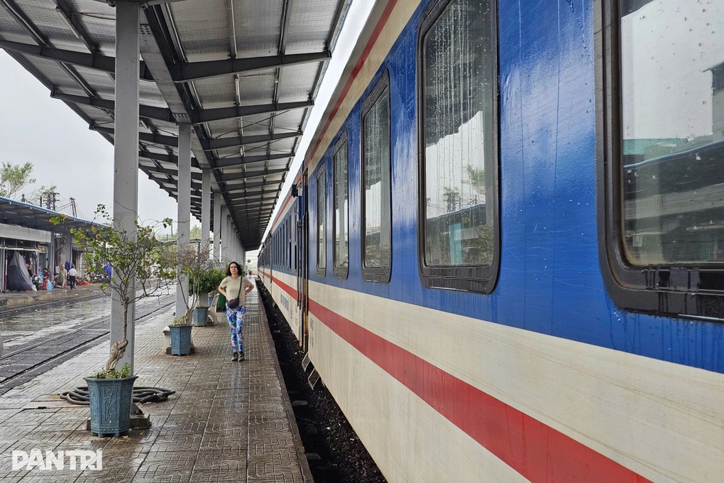 Cuộc sống ngày thứ 4 trên tàu Bắc - Nam của hành khách mắc kẹt do mưa lũ - 3