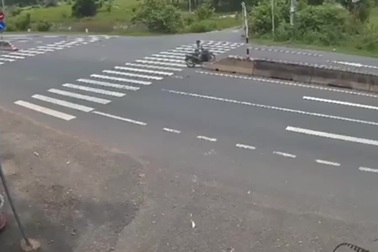 Xe máy bất ngờ lao thẳng vào dải phân cách cứng giữa đường đầy khó hiểu