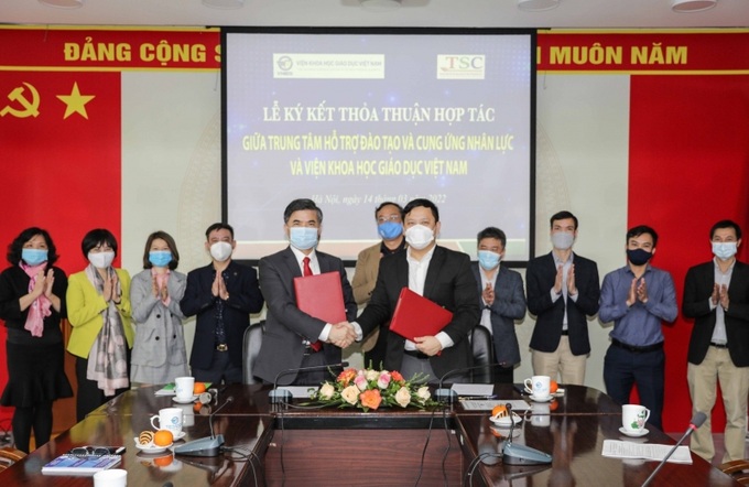 Lãnh đạo Trung tâm Hỗ trợ đào tạo và Cung ứng nhân lực và lãnh đạo Viện Khoa học Giáo dục Việt Nam ký kết thỏa thuận hợp tác