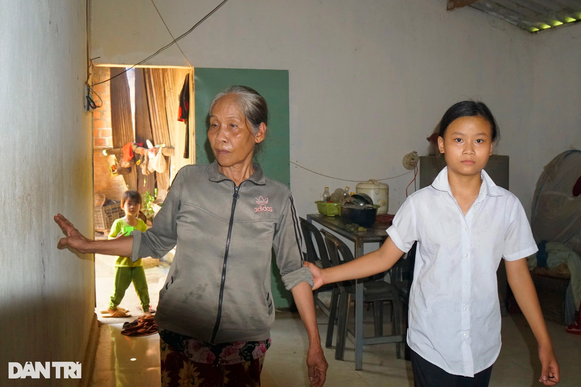Bà nội mù lòa, cha bệnh nặng, mẹ tâm thần, 2 con thơ đói khát cùng cực - 5 Bà nội mù lòa, cha bệnh nặng, mẹ tâm thần, 2 con thơ đói khát cùng cực - 5