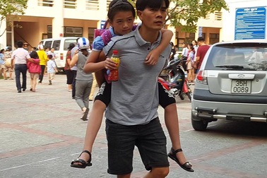 Hơn 100 học sinh nhập viện sau bữa trưa tại trường