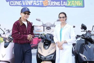 Nhiều người mua xe máy điện VinFast tại sự kiện “Đổi xăng lấy điện”