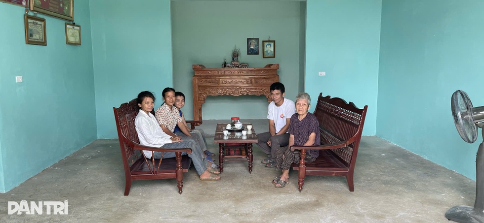 Nữ sinh lớp 7: “Chúng con có nhà mới, có bàn học nữa ạ!” - 2 Nữ sinh lớp 7: “Chúng con có nhà mới, có bàn học nữa ạ!” - 2