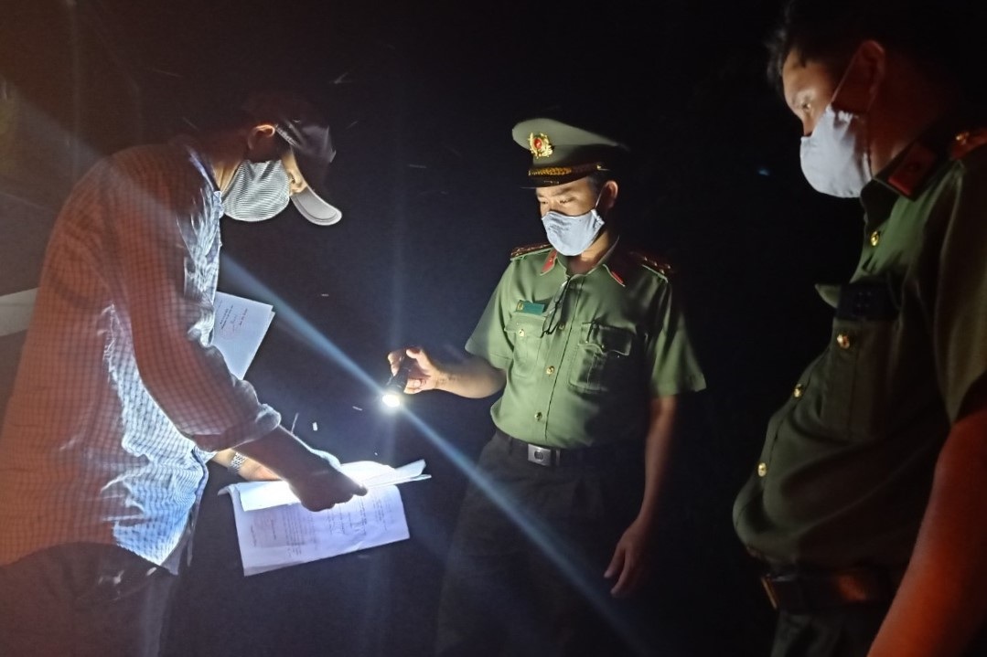 Đêm kiểm tra phòng dịch ở địa bàn giáp ranh vùng đỏ Sóc Trăng - 2 Đêm kiểm tra phòng dịch ở địa bàn giáp ranh vùng đỏ Sóc Trăng - 2