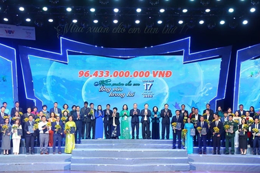 Petrolimex trao 2 tỷ đồng ủng hộ tại chương trình "Mùa xuân cho em"