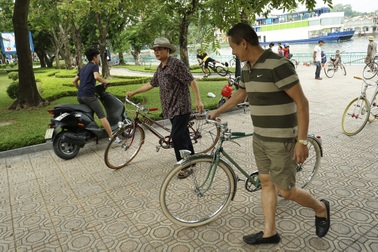 Nhã với xe đạp cổ