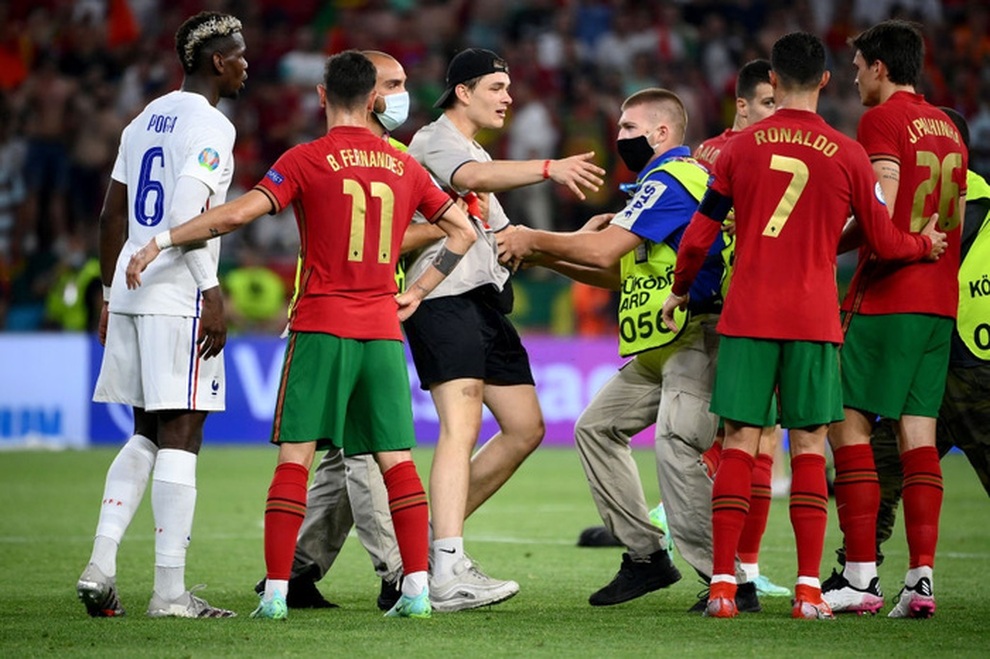 Đánh liều nhảy vào sân gặp C.Ronaldo, fan cuồng nhận cái kết bất ngờ - 5 Đánh liều nhảy vào sân gặp C.Ronaldo, fan cuồng nhận cái kết bất ngờ - 5