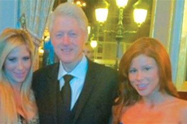 Bill Clinton chụp ảnh cùng ngôi sao phim "mát"