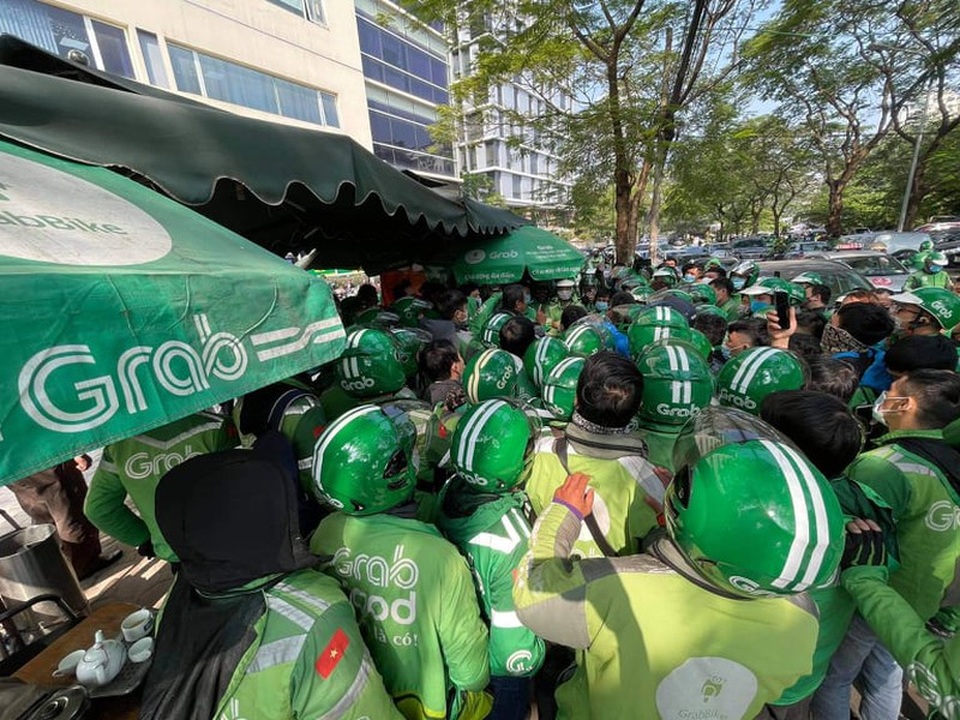 Hiệp hội taxi Hà Nội: Grab đã biến hình, không phải kinh tế chia sẻ - 1 Hiệp hội taxi Hà Nội: Grab đã biến hình, không phải kinh tế chia sẻ - 1