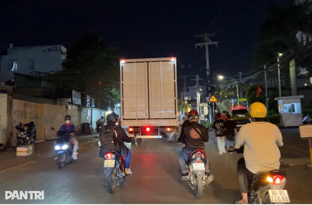 Xe tải tràn vào Đại học Quốc gia TPHCM, người dân thấp thỏm - 2 Xe tải tràn vào Đại học Quốc gia TPHCM, người dân thấp thỏm - 2