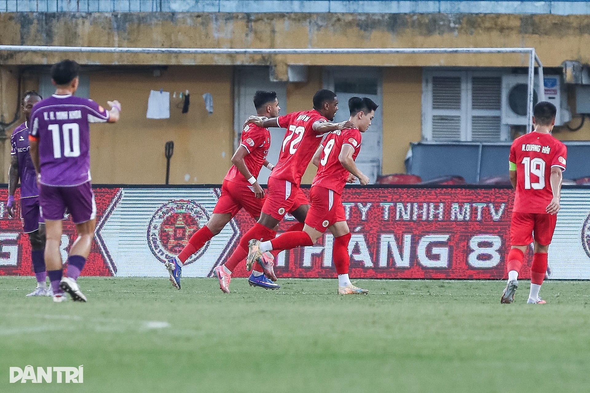 Khoảnh khắc nâng cúp vô địch V-League của CLB Công An Hà Nội - 2