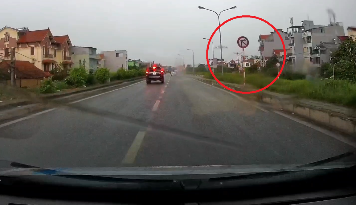 Dù có biển cấm rẽ phải, tài xế chiếc Toyota Fortuner vẫn chuyển hướng sang phải, dẫn đến vụ va chạm (Ảnh cắt từ clip). Dù có biển cấm rẽ phải, tài xế chiếc Toyota Fortuner vẫn chuyển hướng sang phải, dẫn đến vụ va chạm (Ảnh cắt từ clip).
