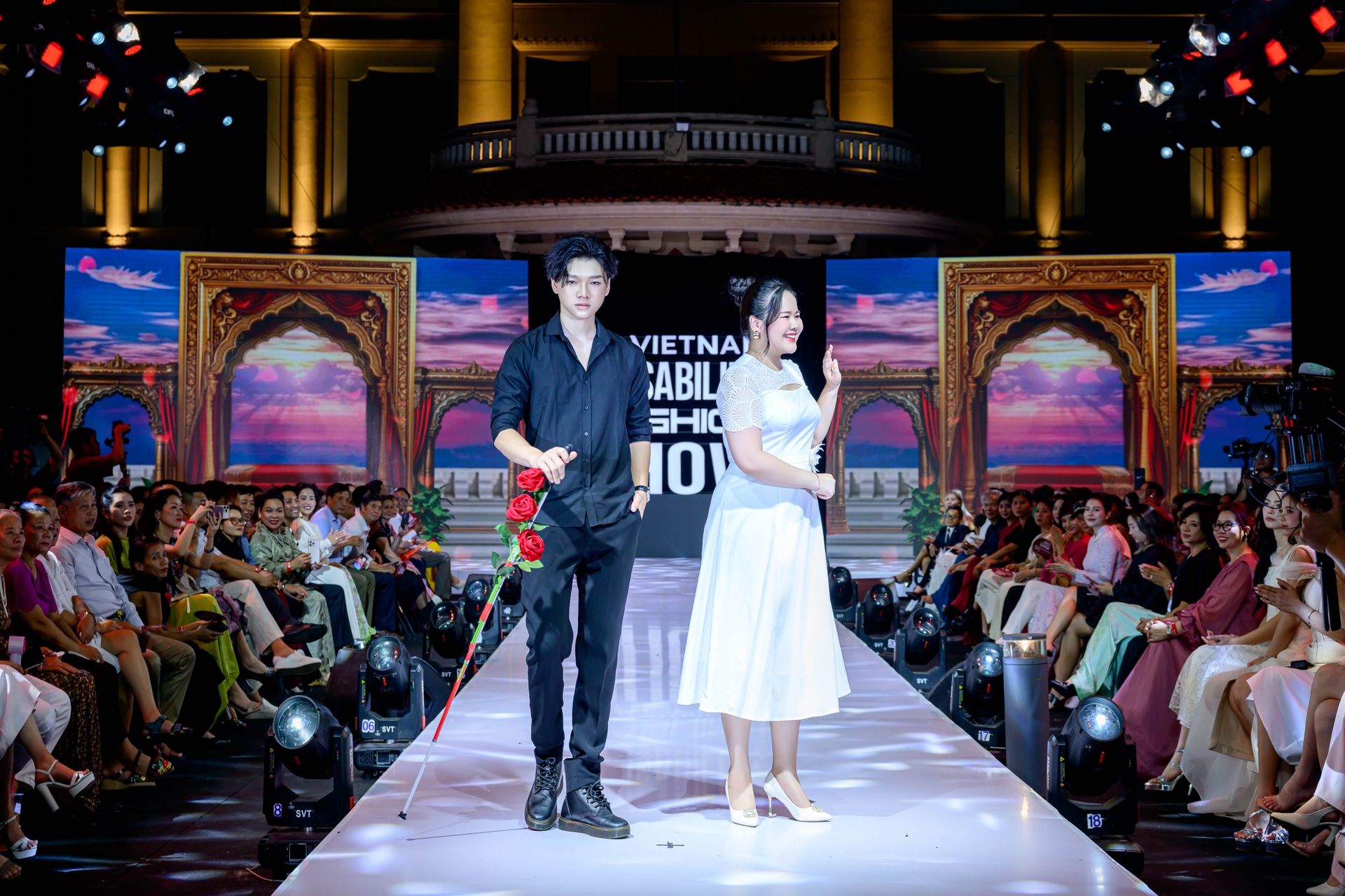 Người mẫu ngồi xe lăn, cặp vợ chồng tí hon tự tin trình diễn thời trang - 4 Người mẫu ngồi xe lăn, cặp vợ chồng tí hon tự tin trình diễn thời trang - 4