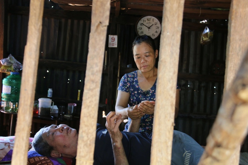 Xót xa cảnh vợ chồng cựu binh ở vùng biên giới, trong nhà chỉ có hũ dưa - 2 Xót xa cảnh vợ chồng cựu binh ở vùng biên giới, trong nhà chỉ có hũ dưa - 2