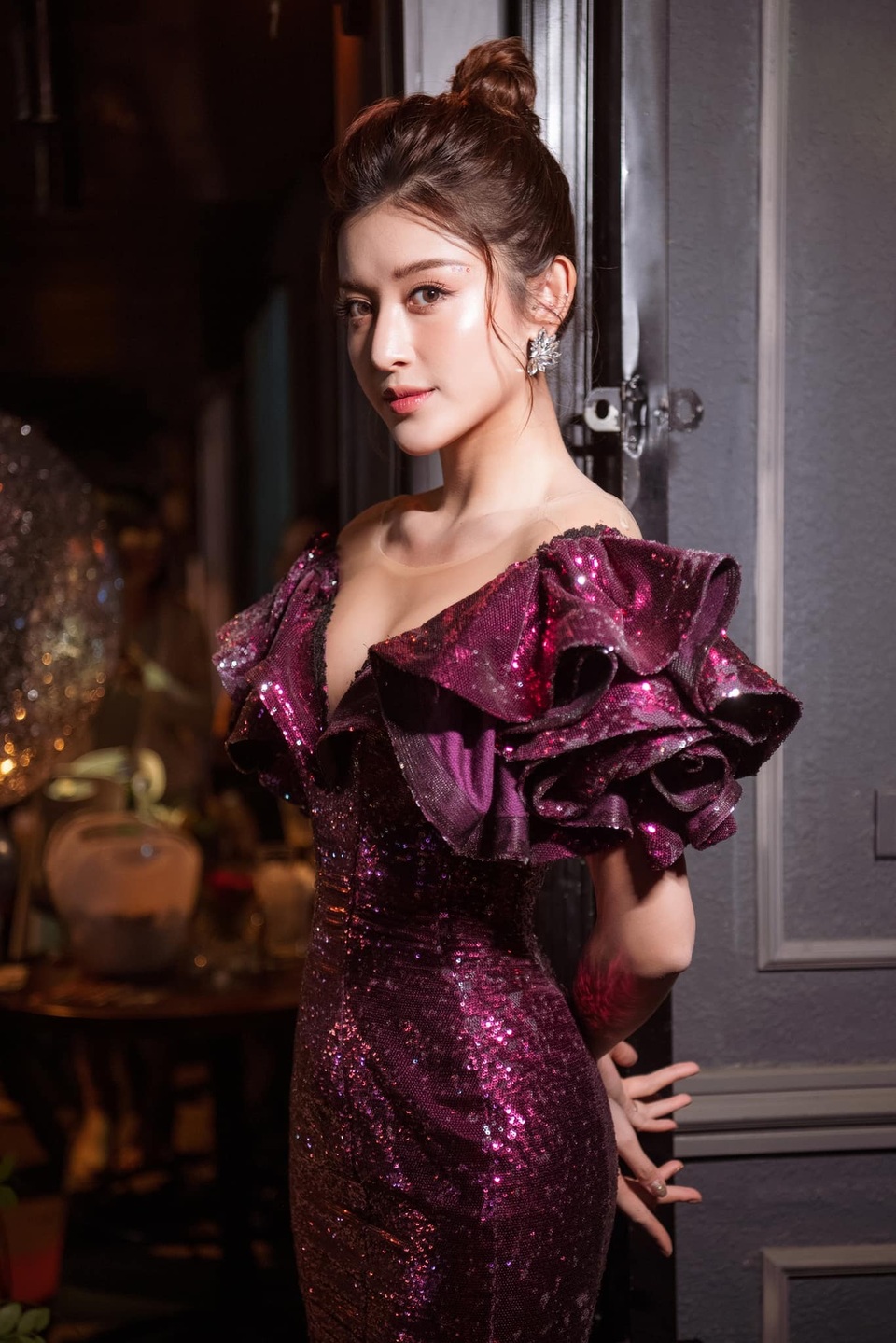 Chi Pu diện váy hở chân ngực, khoe trọn vòng eo thon gọn - 8 Chi Pu diện váy hở chân ngực, khoe trọn vòng eo thon gọn - 8