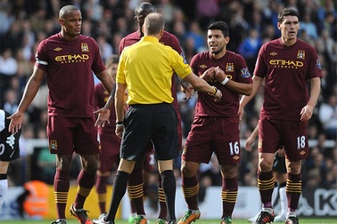 Aguero cho rằng trọng tài Anh phân biệt với cầu thủ nước ngoài