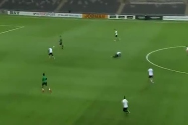 Ibrahimovic ghi bàn trong trận đấu tập tại Thuỵ Điển