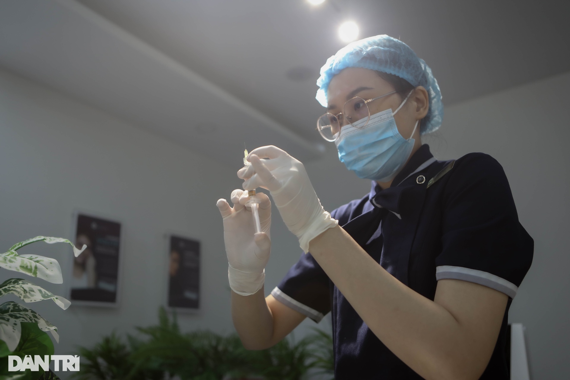 Nahaufnahme der Injektion, die die Jugend einer Frau in ihren Vierzigern zurückhält - 3 Cận cảnh mũi tiêm níu lại tuổi thanh xuân của người phụ nữ U40 - 3