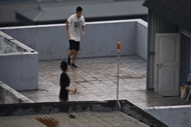 Sân thượng biến thành nơi tập tạ, múa ballet, chạy bộ, chơi bịt mắt bắt dê