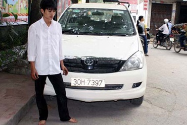 CSGT lại bị hất lên nắp capô, kéo lê 300m