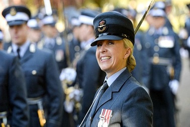 Nữ sĩ quan Anh gửi nhầm ảnh ngực trần cho hàng nghìn học viên