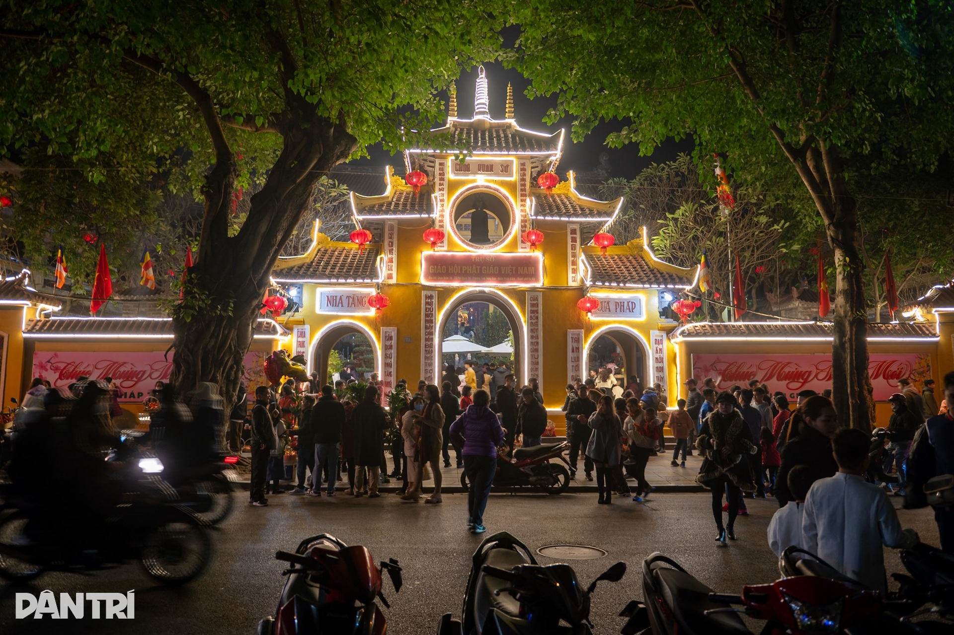 Phủ Tây Hồ, chùa Quán Sứ chật kín người đi lễ đầu năm - 9 Phủ Tây Hồ, chùa Quán Sứ chật kín người đi lễ đầu năm - 9