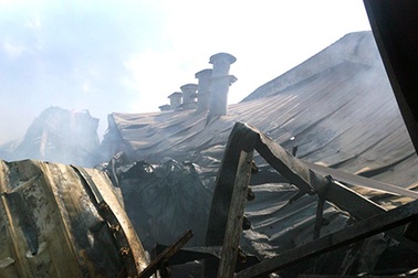 Công ty gỗ bị lửa “bao vây” hơn 5 giờ, hàng ngàn m2 nhà xưởng cháy rụi