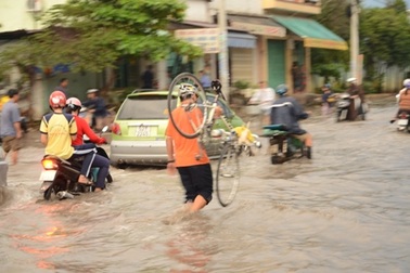 Dân Sài thành cũng... "lội" phố