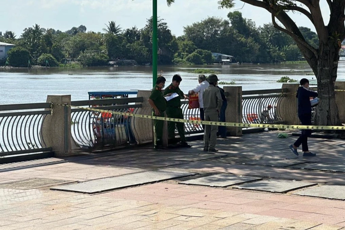 Thi thể nam thanh niên trôi trên sông Sài Gòn sau 2 ngày nhảy cầu Phú Cường - 1 Thi thể nam thanh niên trôi trên sông Sài Gòn sau 2 ngày nhảy cầu Phú Cường - 1