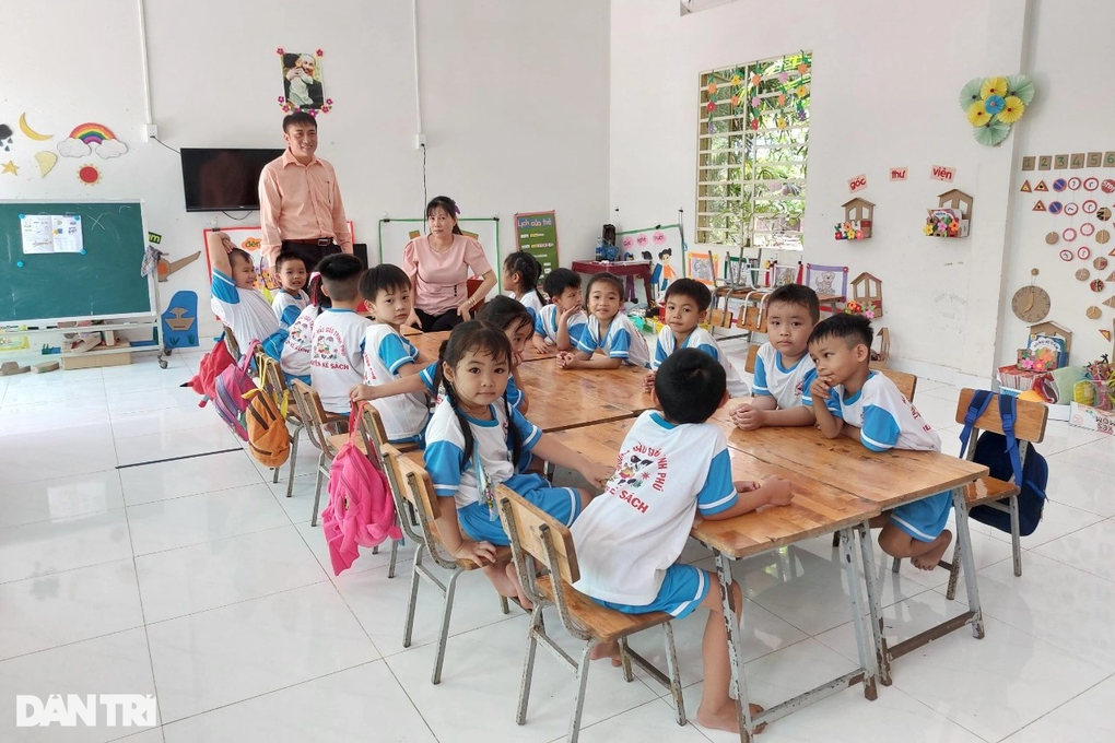 Thầy giáo hiến 1.700m2 đất, làm lao công miễn phí cho trường gần 14 năm - 1 Thầy giáo hiến 1.700m2 đất, làm lao công miễn phí cho trường gần 14 năm - 1