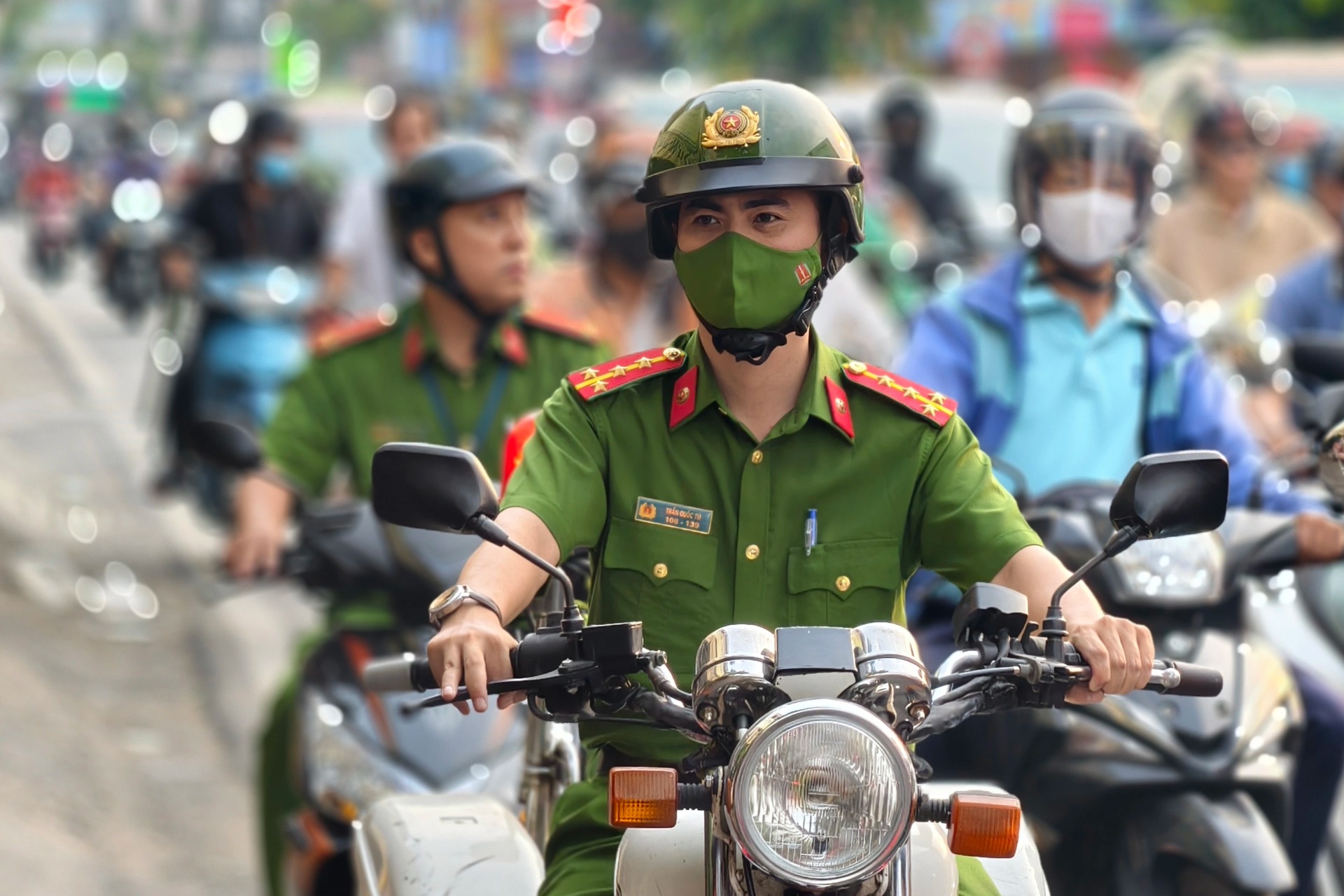 Thu giữ hàng loạt bảng hiệu, vật dụng lấn chiếm vỉa hè ở TPHCM - 1