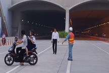 Chốt CSGT 2 đầu hầm Thủ Thiêm phạt nóng người vi phạm