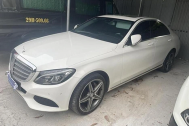 Loạt xe sang Mercedes bị ngân hàng siết nợ, nằm bãi chờ thanh lý