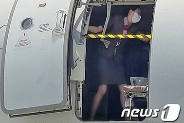 Nữ tiếp viên hàng không chắn ngang cửa máy bay bị mở tung gây sốt mạng