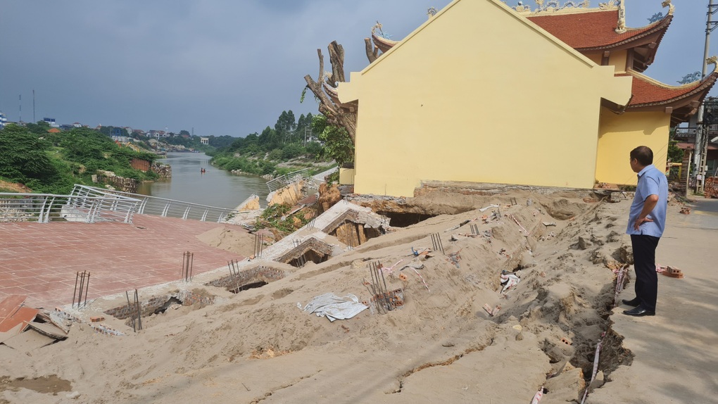 Vụ sập toàn bộ bờ kè, uy hiếp Đền Mẫu: Công trình sắp nghiệm thu - 1 Vụ sập toàn bộ bờ kè, uy hiếp Đền Mẫu: Công trình sắp nghiệm thu - 1