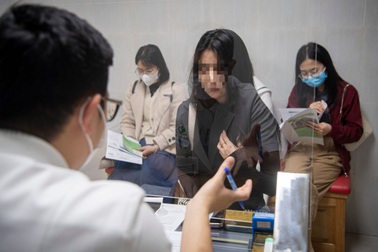 Bác sĩ sản chạy hết công suất vì cơn sốt "rồng vàng"