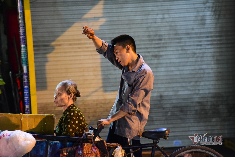 Chàng trai nghèo chở mẹ đi nhặt phế liệu khắp Sài Gòn - 17 Chàng trai nghèo chở mẹ đi nhặt phế liệu khắp Sài Gòn - 17