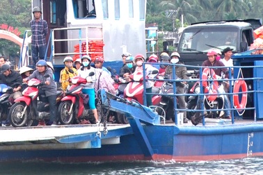 Người dân xã đảo hết cảnh đi đò tròng trành qua sông