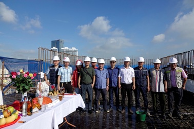 Cất nóc dự án dát vàng 7 sao Hà Nội Golden Lake