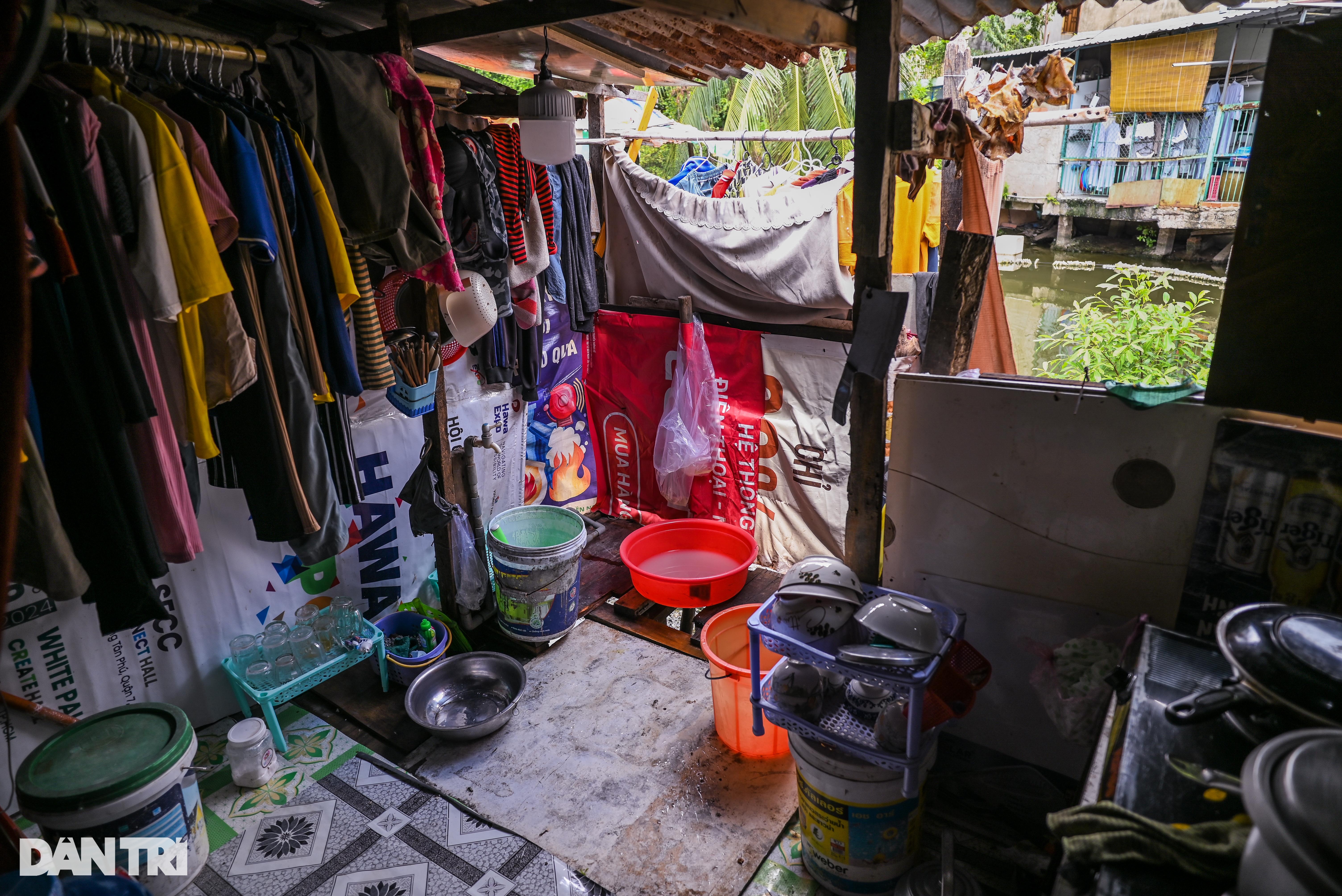 View - Cuộc sống tạm bợ trong những căn nhà ven kênh ở TPHCM | Báo Dân trí