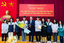 "Chữ Bác Hồ" soi sáng đời ta