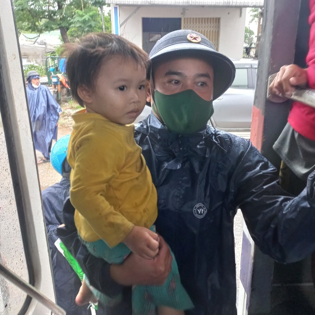 Người dân miền Trung rời làng đi tránh bão - 5 Người dân miền Trung rời làng đi tránh bão - 5