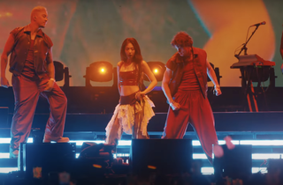 Jennie khoe eo thon, diện quần siêu ngắn gợi cảm trên sân khấu Coachella - 6
