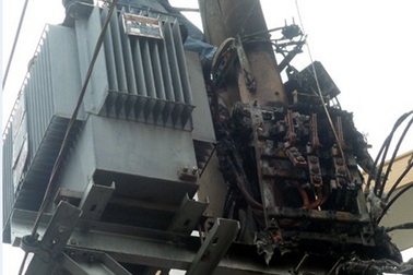 Nổ biến áp trước cửa hàng điện thoại di động