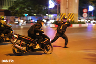 Cảnh sát 141 Hà Nội mạnh tay trấn áp "quái xế" càn quấy trong đêm