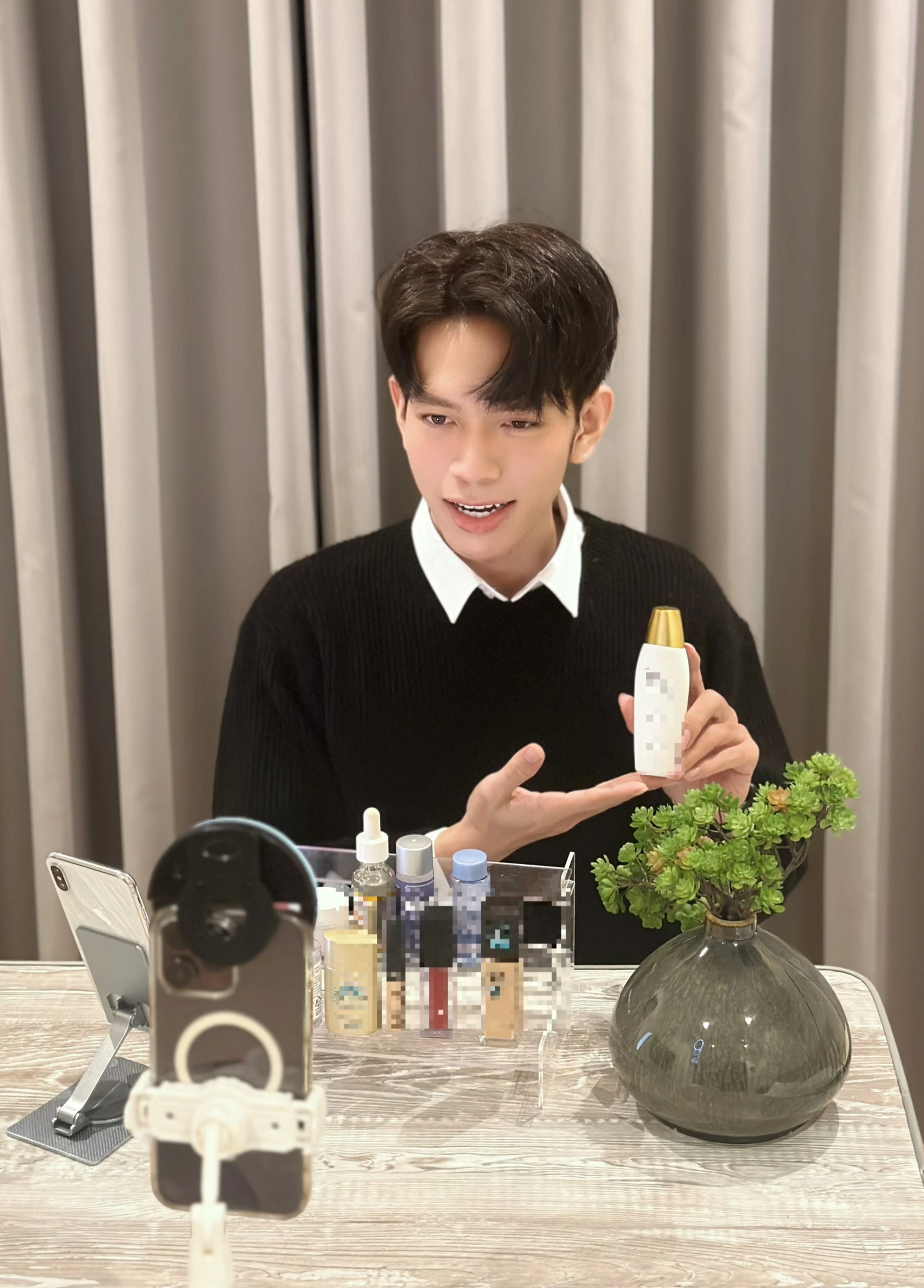 Người trẻ nhịn ăn, nhịn vệ sinh để livestream, mua nhà lầu chỉ sau một đêm? - 3 Người trẻ nhịn ăn, nhịn vệ sinh để livestream, mua nhà lầu chỉ sau một đêm? - 3