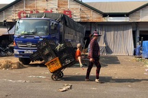 Công nhân bươn chải cuối năm