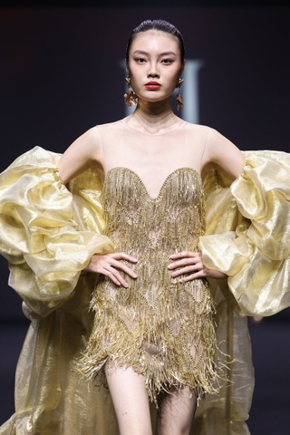 Hoàng Thùy dát hơn 100 lá vàng lên người, diễn vedette ở Thượng Hải - 4